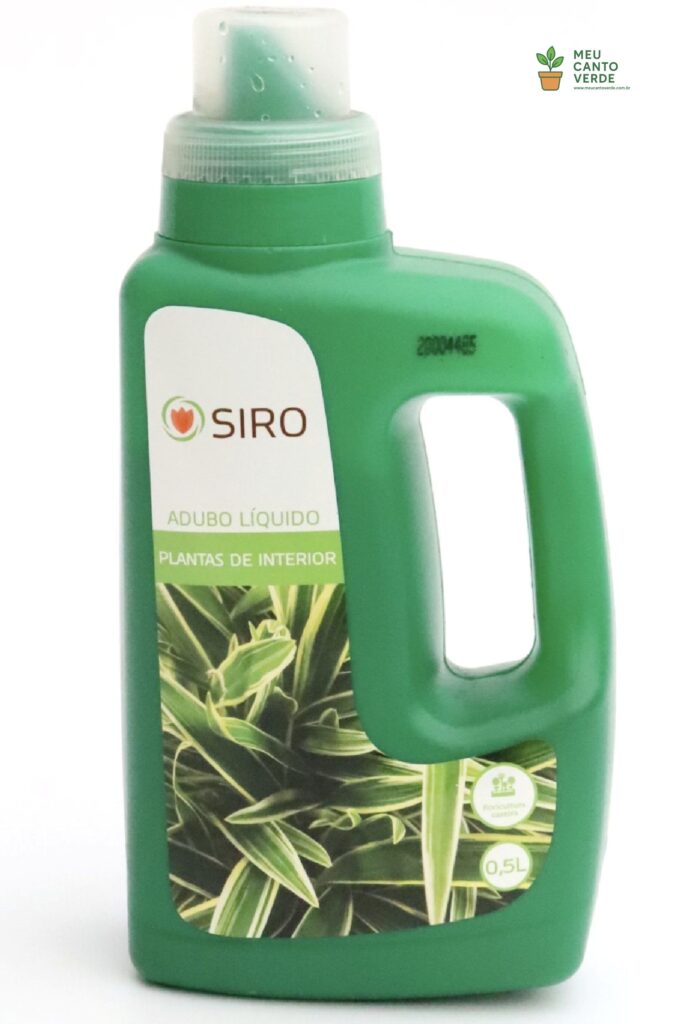 Embalagem verde do produto "Adubo Líquido para Plantas de Interior" da marca Siro, com capacidade de 0,5L, sobre um fundo branco.
